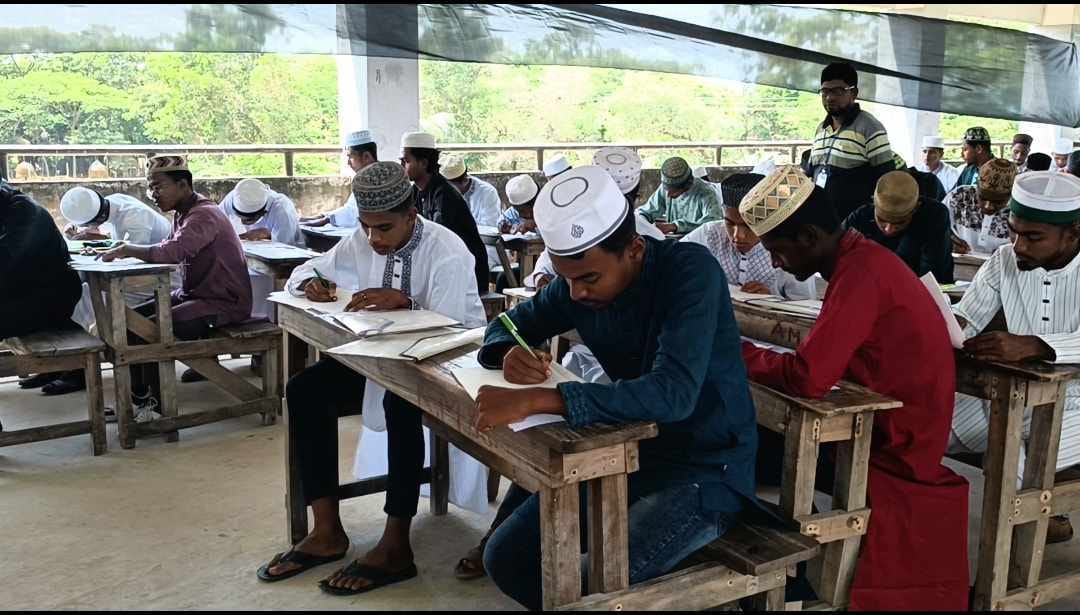 পলাশবাড়ীতে এসএসসি পরীক্ষায় প্রক্সি শিক্ষার্থী আটক ॥ মূল পরীক্ষার্থী বহিষ্কার